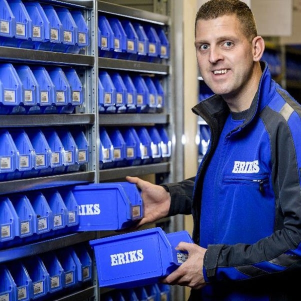 Employé ERIKS Chargé de VMI employé rangeant des pièces ERIKS